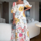 Tailliertes Kleid mit Karree-Ausschnitt, Blumenmuster und Puffärmeln