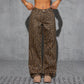 Damen-Jeans mit Leopardenmuster mit hoher Taille und weit been.