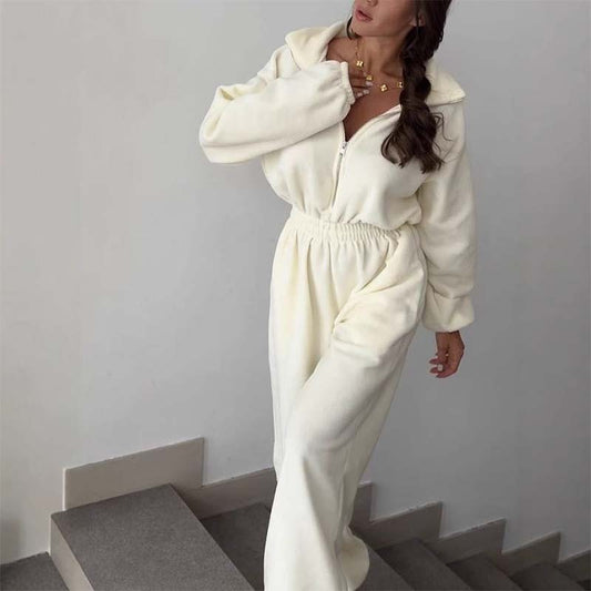 Gemütlicher warmer Jumpsuit mit Reißverschluss vorne
